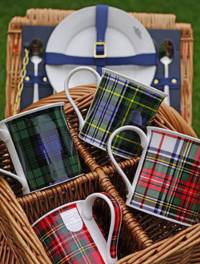 Scotland-Picknickkoerbe-Tartan-Tassen